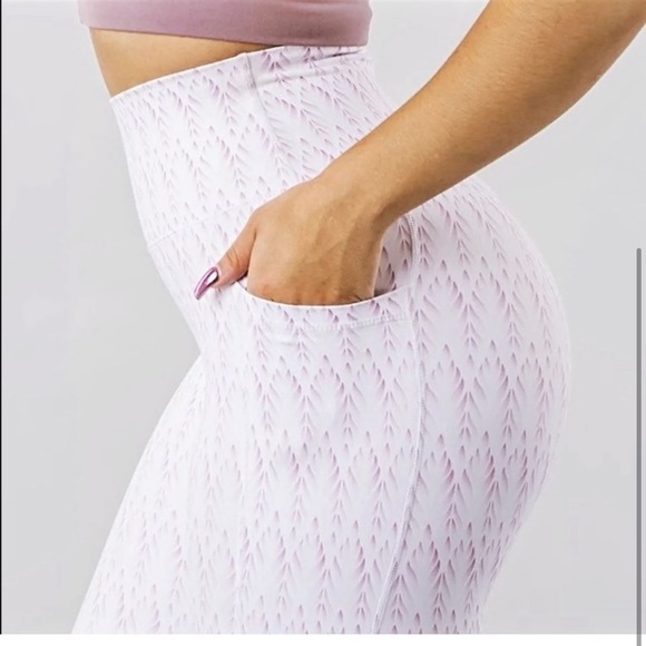 BuffBunny Onyx High Rise Leggings in Oasis Print - Picture 4 of 16